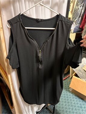 💐Splash Black Cold-Shoulder Zip Front Short Sleeve Top